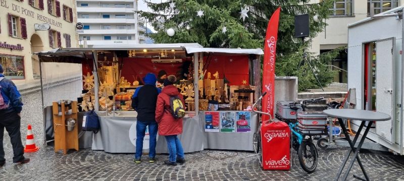 Marktstand von ViaVelo am Weihnachtsmarkt in Brig.