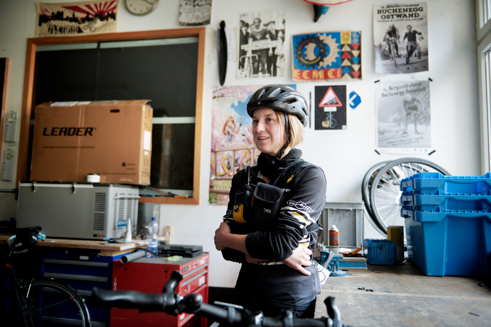Velokurierin in Werkstatt.