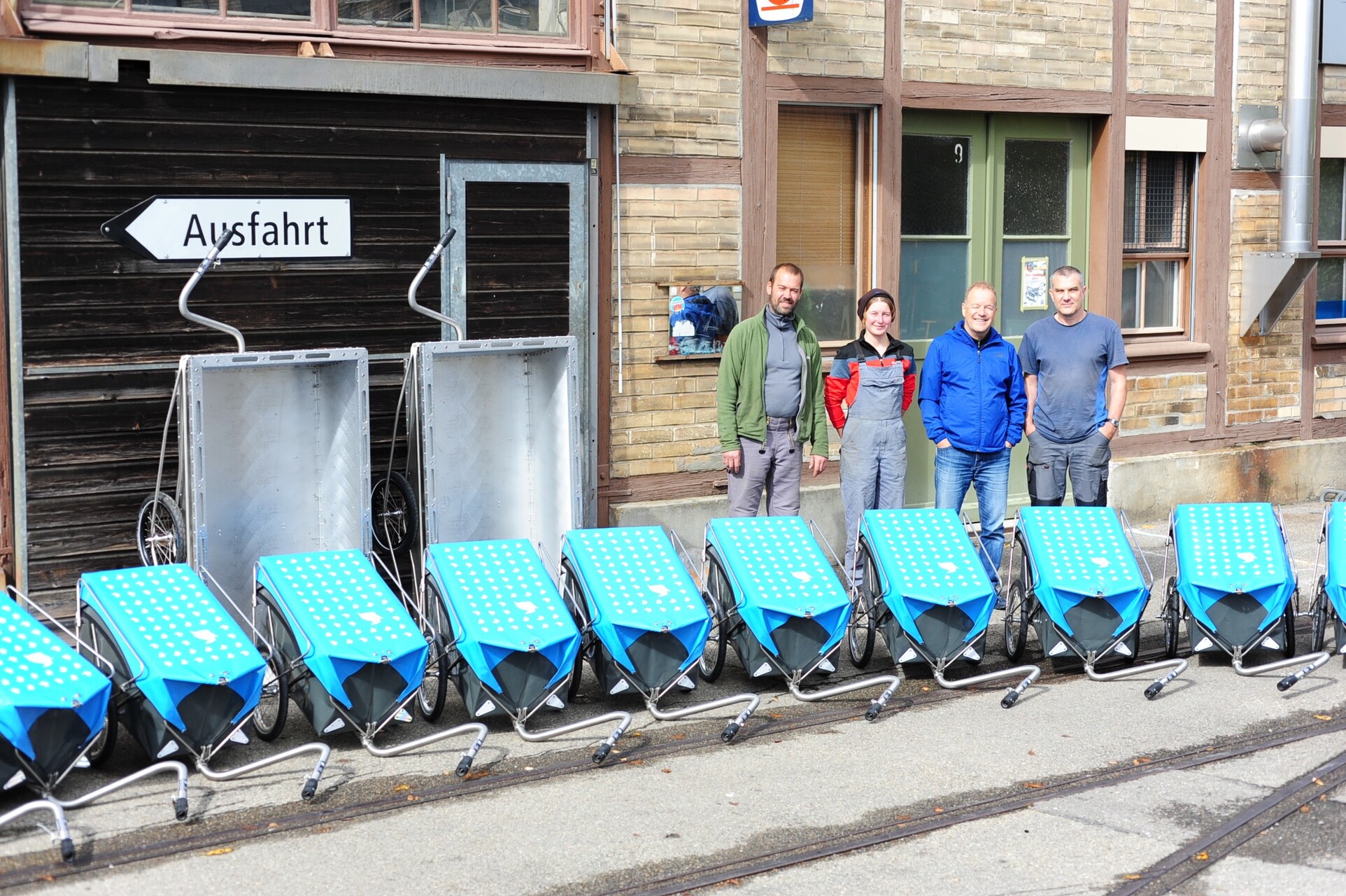 Team von polyroly, Personen mit Veloanhängern.