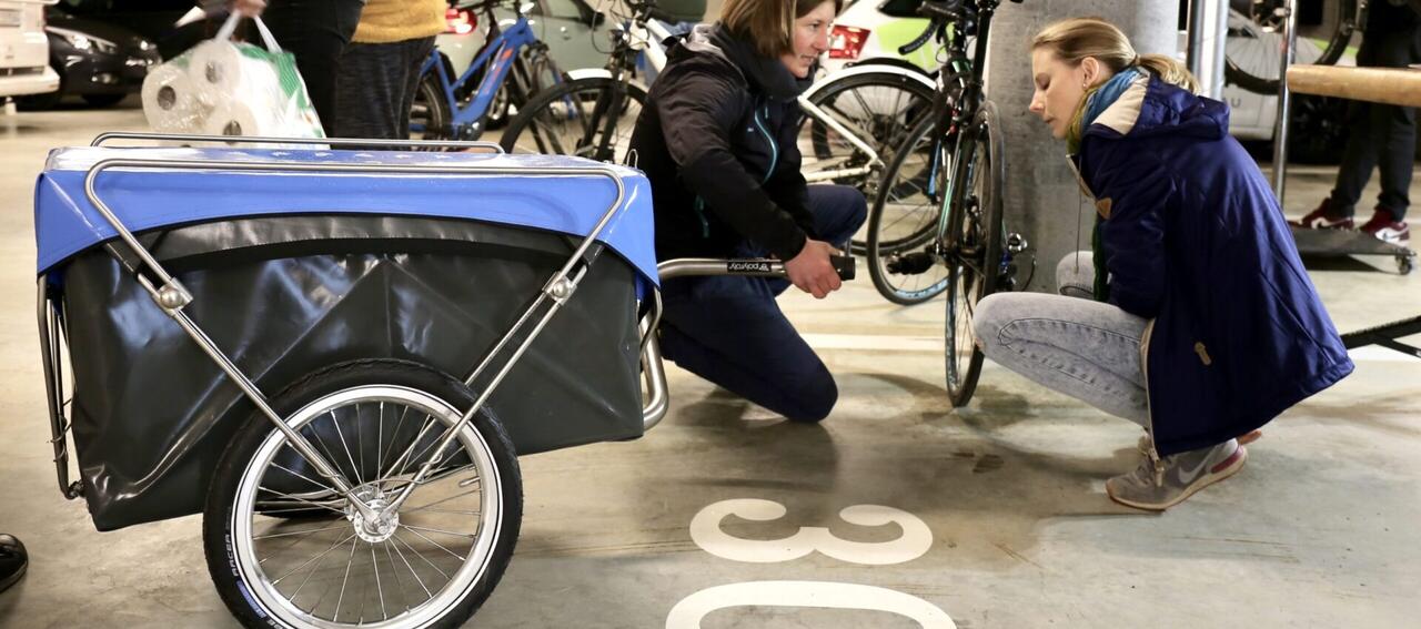 Kuppung eines Veloanhängers wir an einem Modell erklärt.