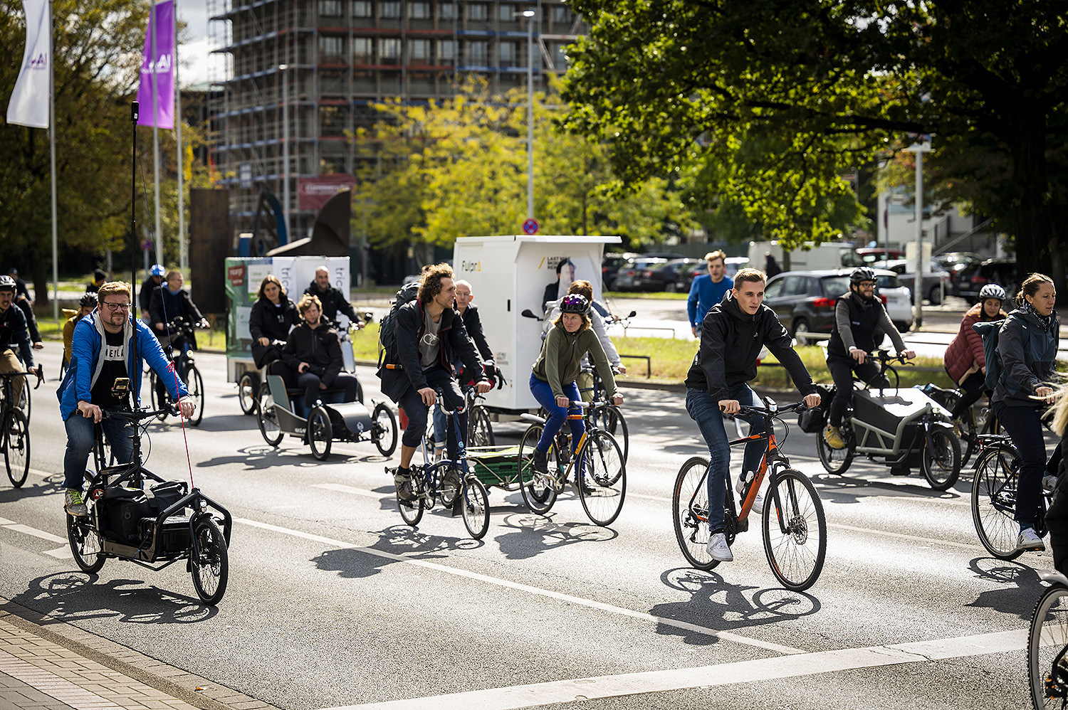 Groupride von mehreren Lastenvelos und Anhängern.