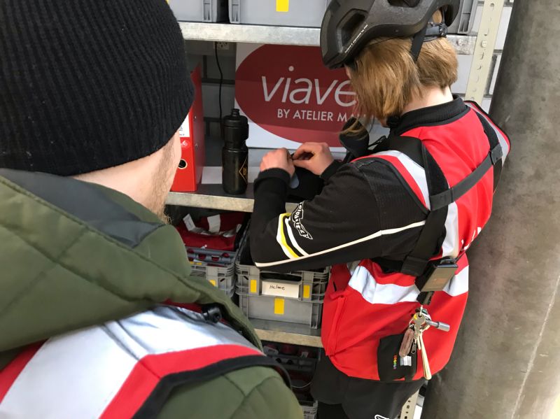 Velokurier in Visp erhält einen Glücksbringer für seine erste Fahrt.