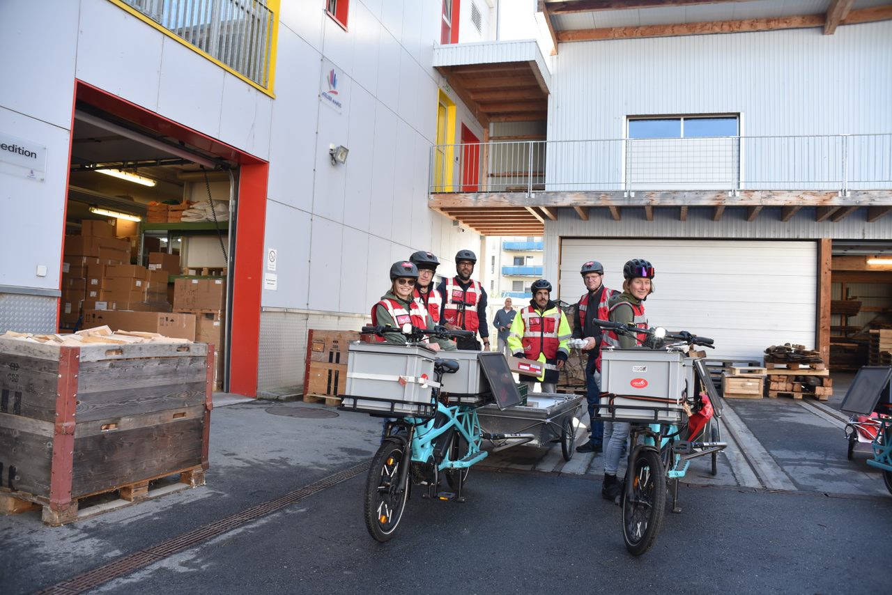 Team von ViaVelo in Brig: Personen mit Velos.