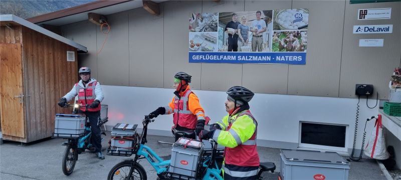 Drei Velokuriere von ViaVelo mit Eiern im Gepäck.