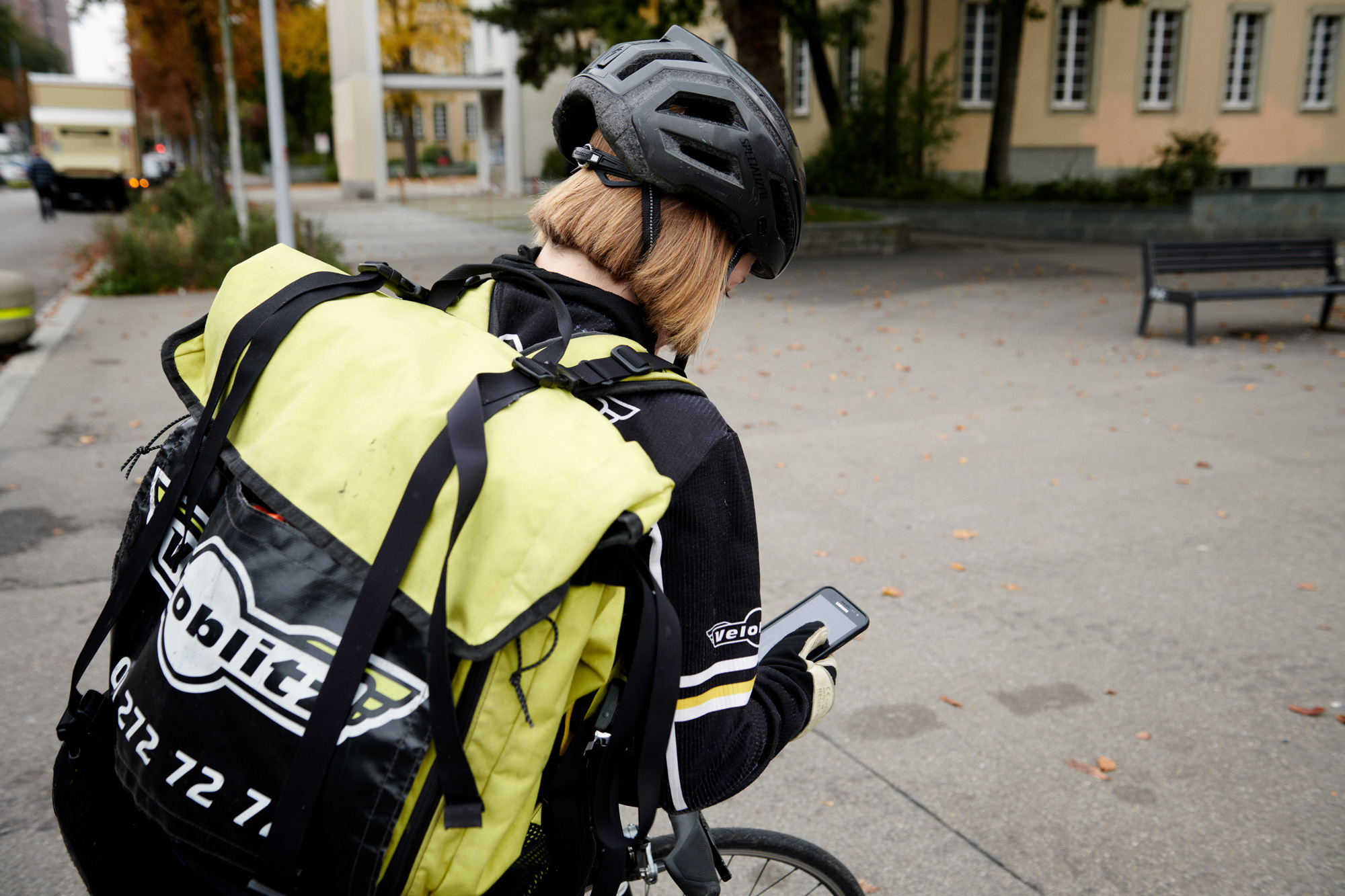 Velokurierin mit Handy.